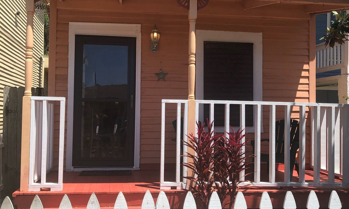 San Jacinto House | Walk to restaurants/bars/beach. Free Beach Pass/Umbrela/Chairs in Summer.
