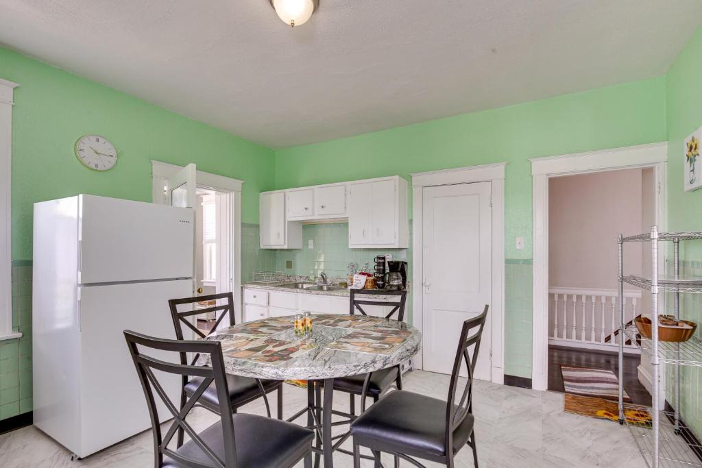 Jennings Apartment | Walk to Restaurants: Cozy, Convenient Jennings Apt
