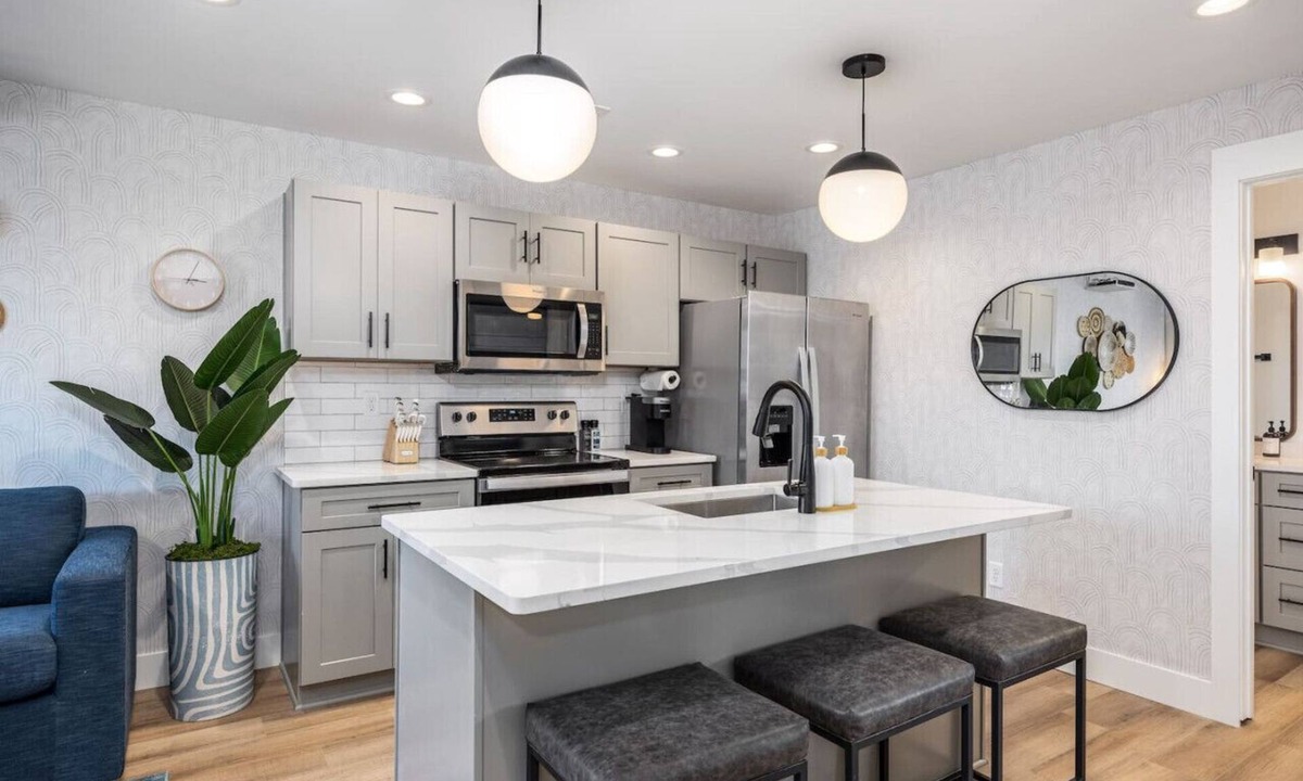 Hillsboro Village Apartment | Walk to Restaurants from Condo, by Hospitals, 3 miles to Downtown