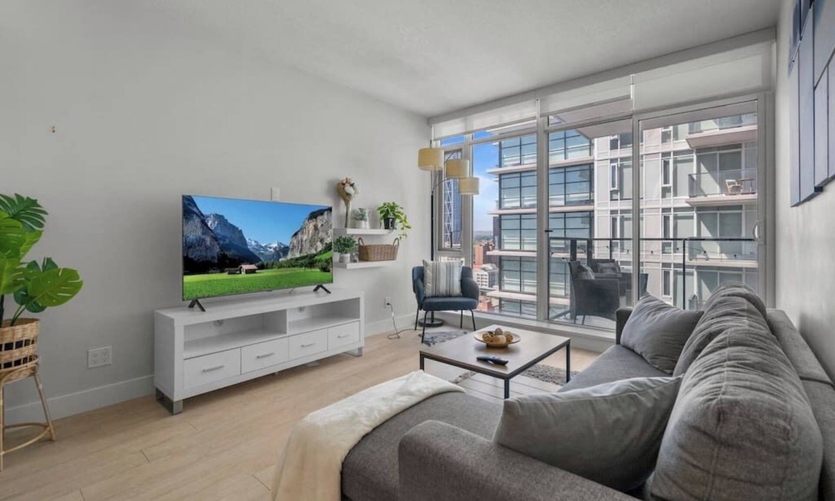 Victoria Park Condo | Walk to Saddledome | AC | DT Views | UG Parking