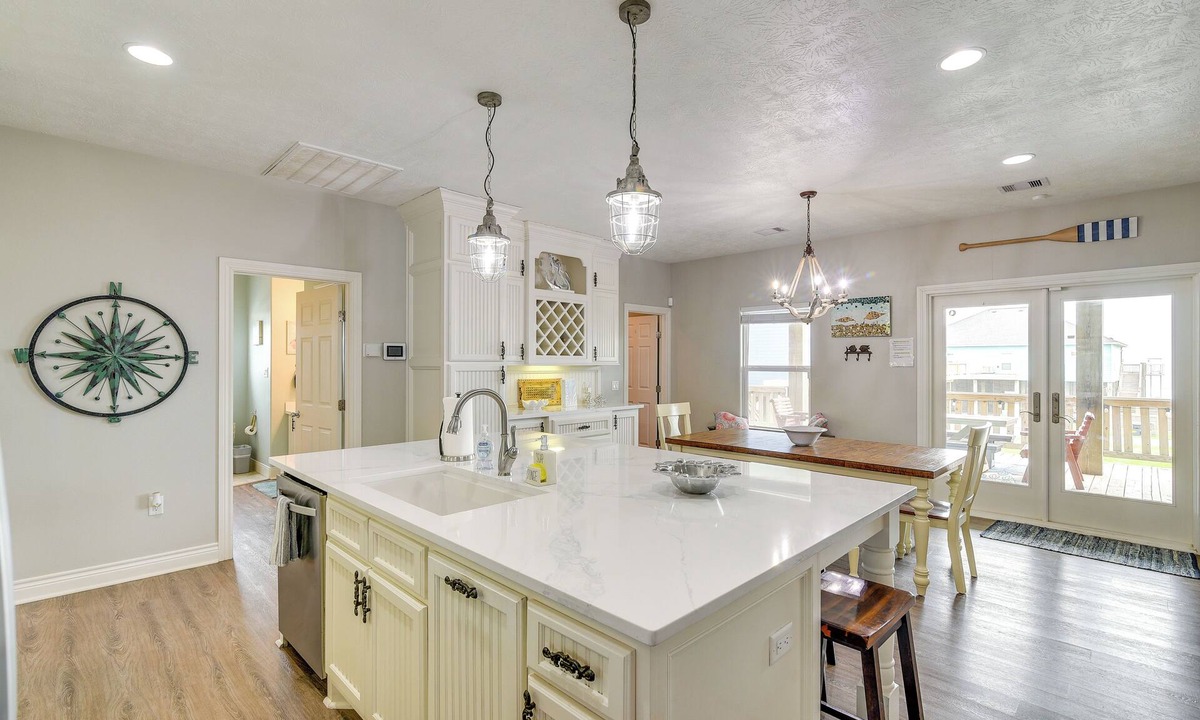 Crystal Beach Cottage | Walk to Sand! Home w/Wide-open Ocean Views + Bar
