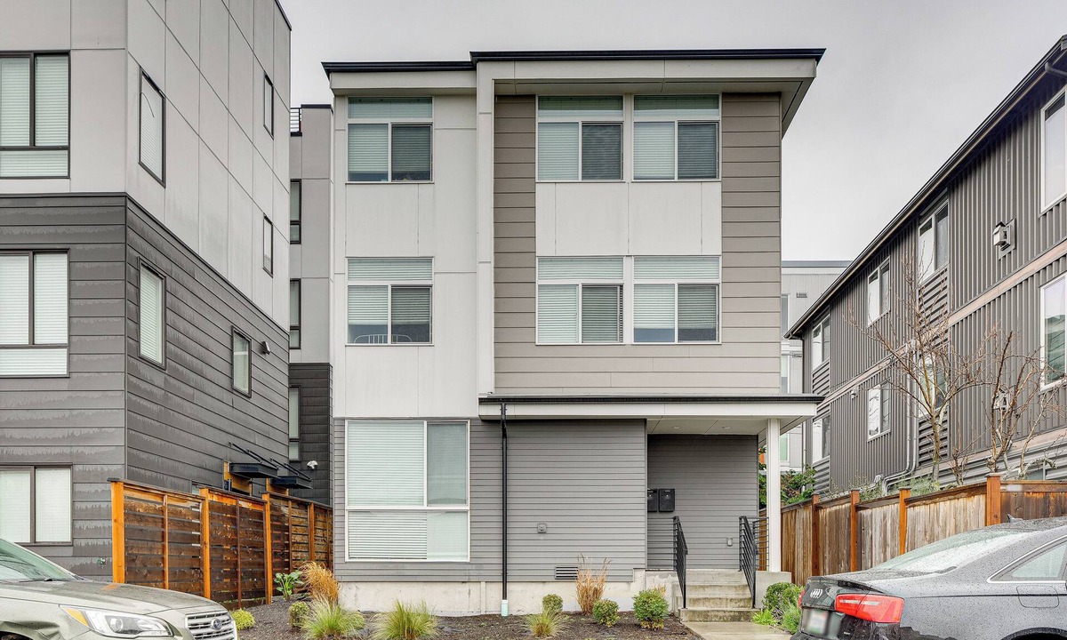 Squire Park House | Walk to Seattle University: Centrally Located Gem