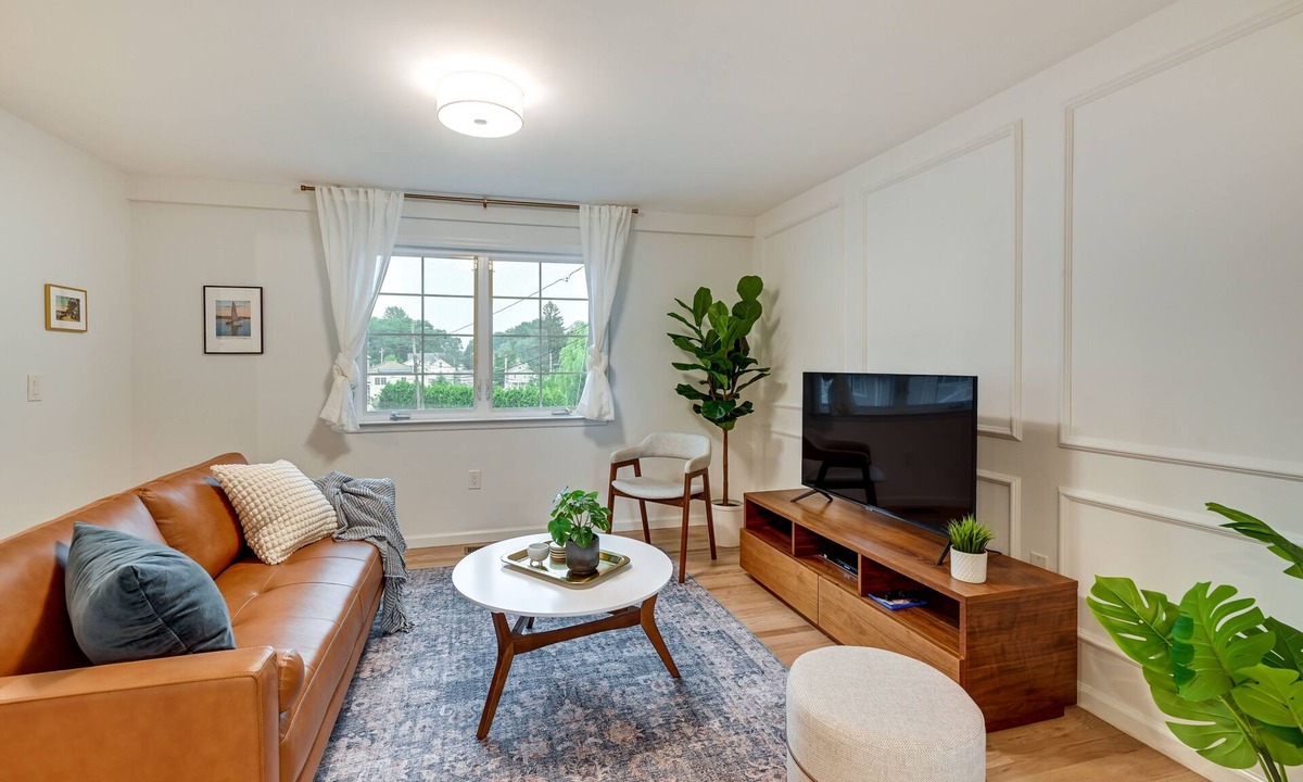 Glen Cove Apartment | Walk to Shops & Dining: Glen Cove Apt w/Yard!
