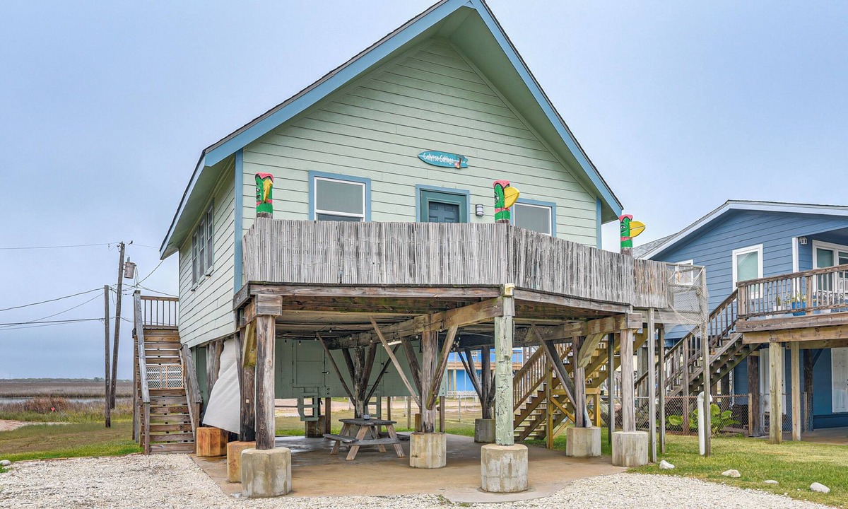 Surfside Beach Apartment | Walk to Shore: Cottage w/Deck in Surfside Beach!