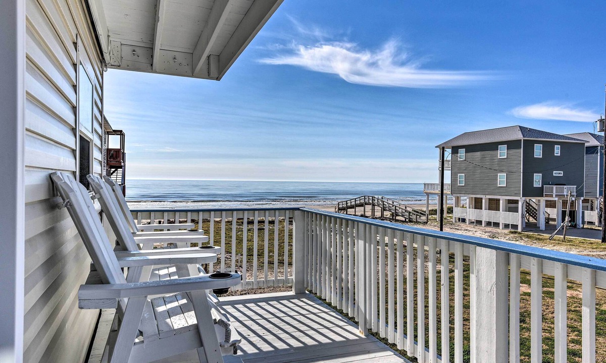 Surfside Beach House | Walk to Shore & Eats: Surfside Beach Gem w/Deck