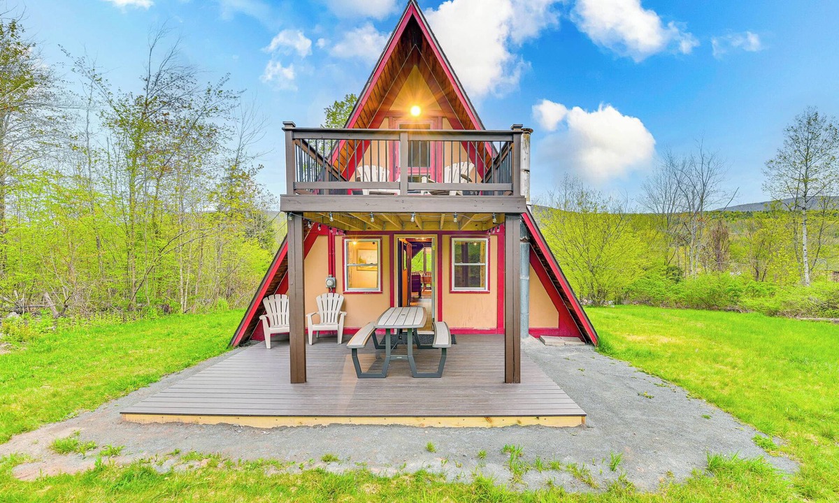 Hunter Cabin | Walk to Ski Lift! Charming Hunter A-Frame