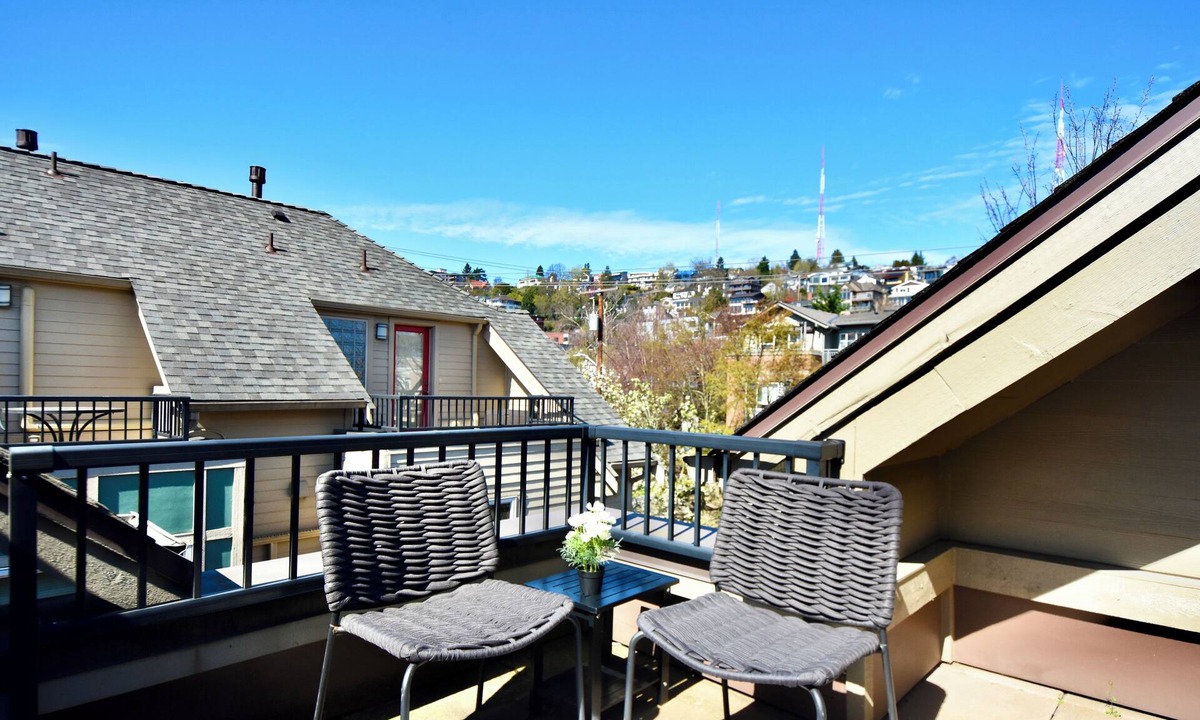 Lower Queen Anne House | Walk to Space Needle & Climate Pledge 3bd, 3.5bath, 2 patios, 2 EV Parking, AC