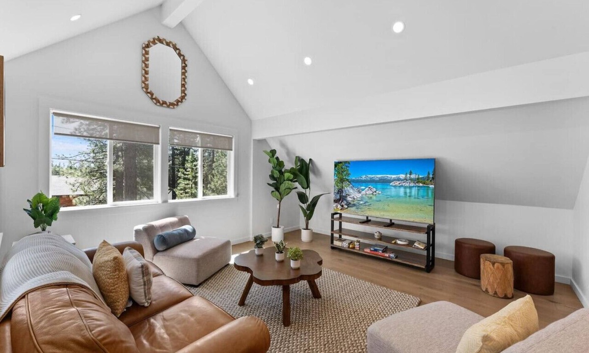 Brockway House | Walk to Speedboat Beach