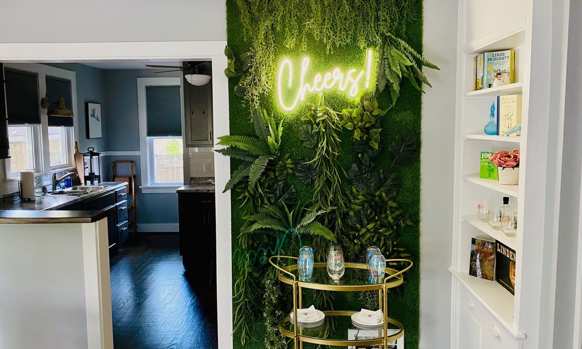 St. Charles House | Walk to St Charles Main St. Shops, Eateries & Bars!