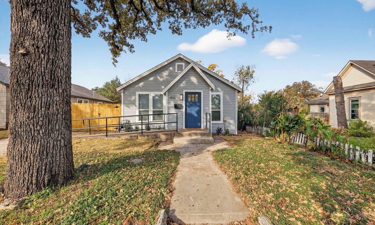 Central Arlington House | Walk to stadium! Cozy 2br house in historic Old Town Arlington