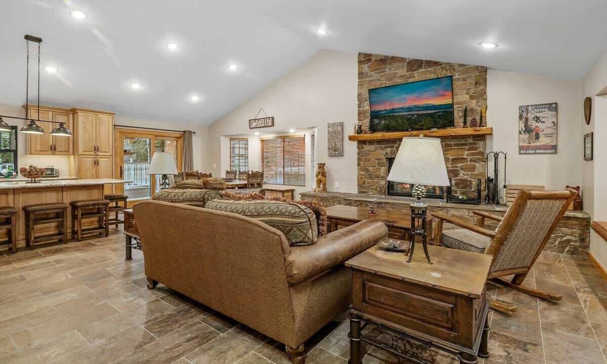 Summit Estates House | Walk to Summit, Spa, BBQ, Fireplace