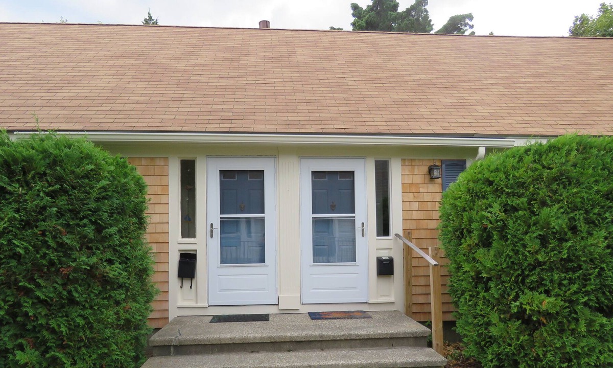 Falmouth House | Walk to Surf Drive Beach