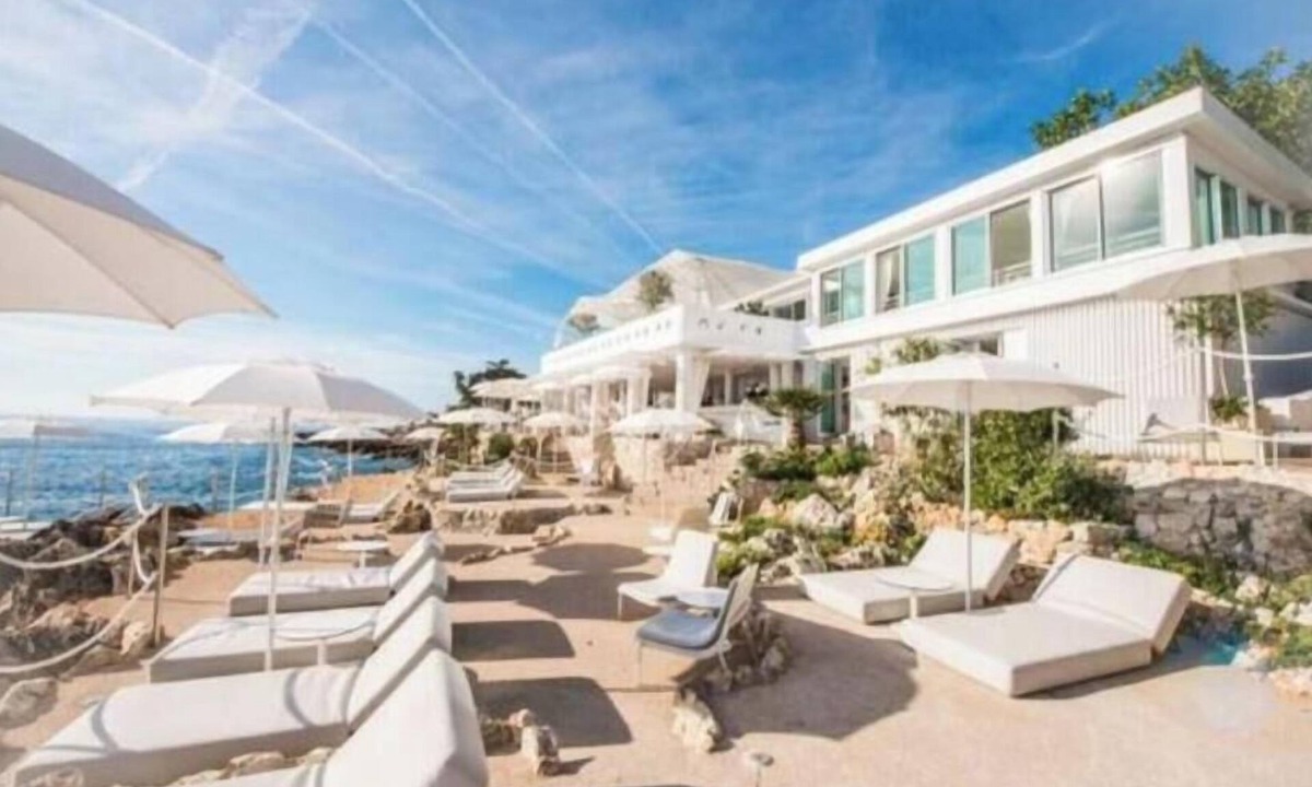 Roquebrune-Cap-Martin Villa | WALK TO THE OCEAN, stylish large 2BR with balcony