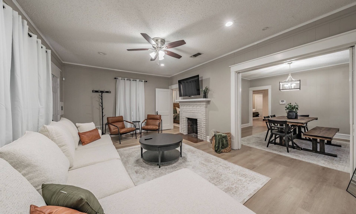 Fort Worth House | Walk To TCU -2 King Beds-Sleeps 6-As Close As You Can Get