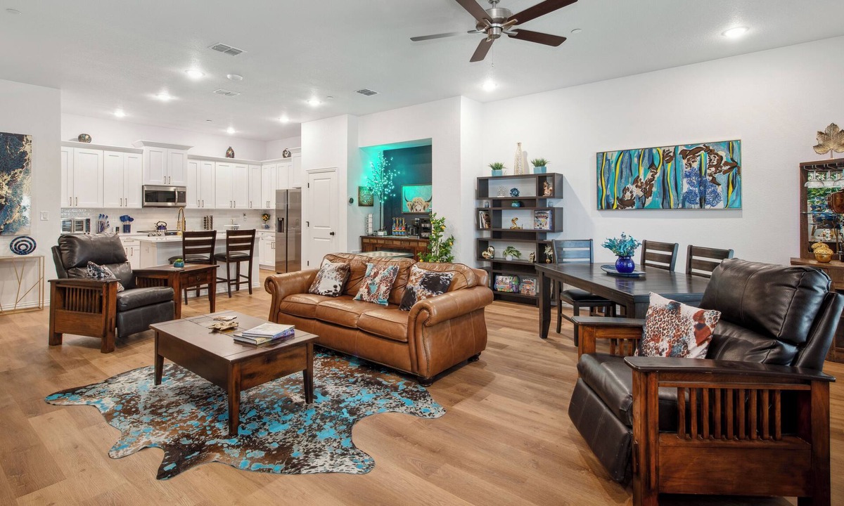 Arlington House | Walk to the Arlington Stadiums! NEW Penthouse Rooftop Deck w/views of Stadiums. Lux Extras, private garage & gated. Book NOW to stay at the NEW Skyline Penthouse in the Heart of the Arlington Entertainment District!