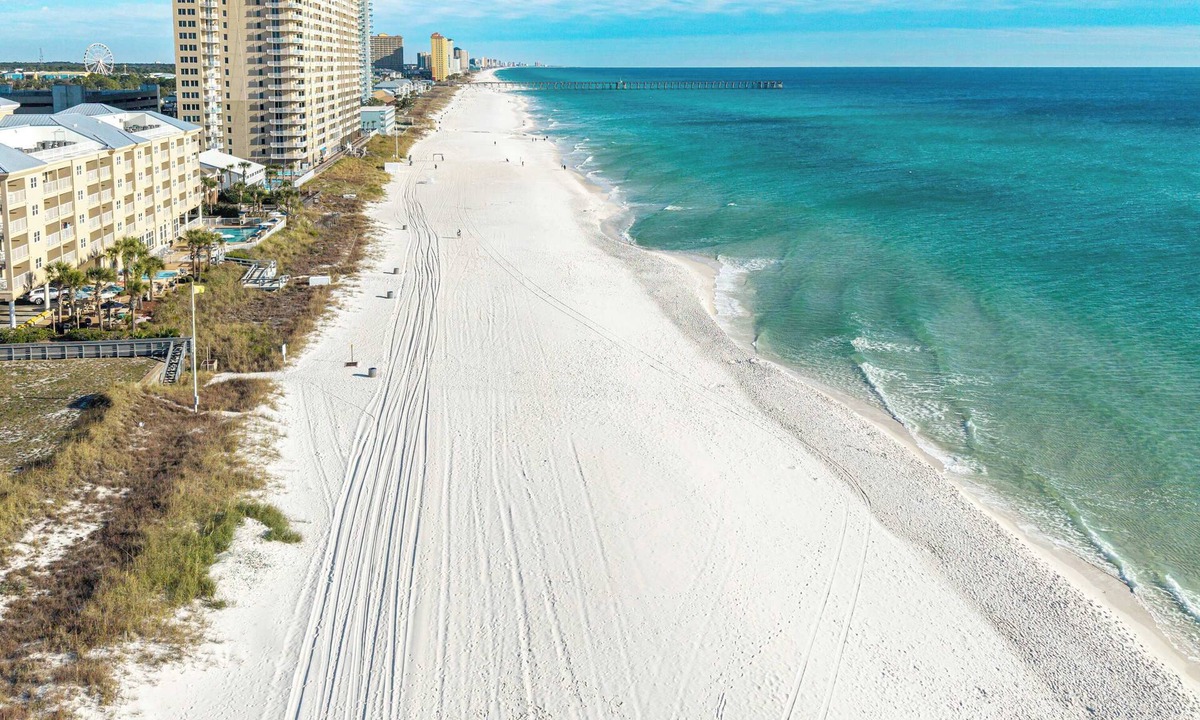 El Centro Beach House | Walk to the Beach - BBQ - Patio - Play Area