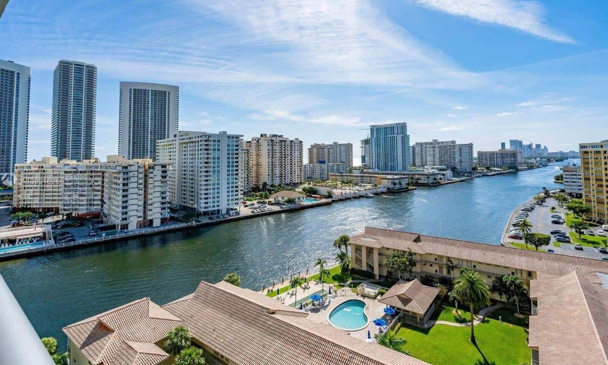 Hallandale Beach Apartment | Walk To The Beach - Beachside Services -12th Floor