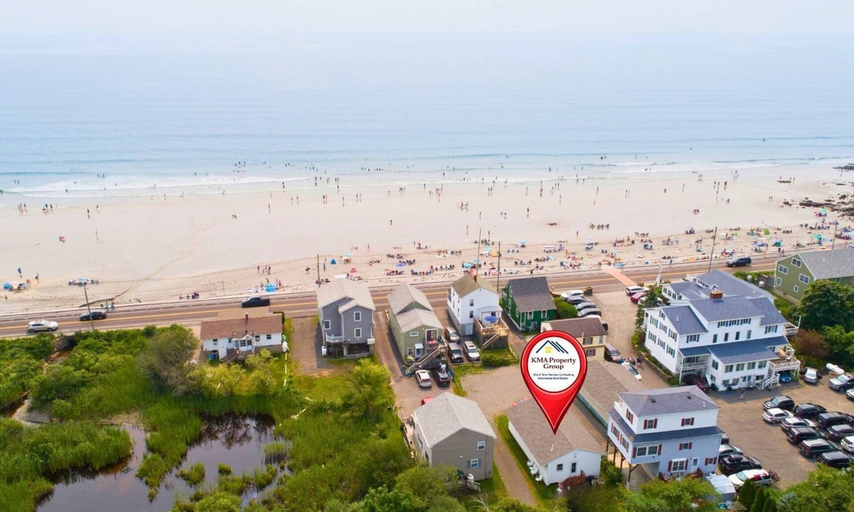York Beach Cottage | Walk to the Beach | Ample Parking