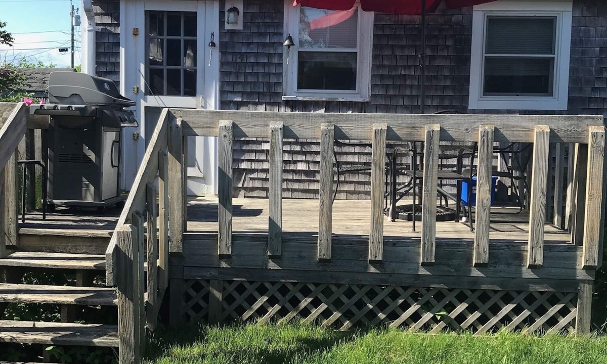 Point Judith Cottage | Walk to the beach!