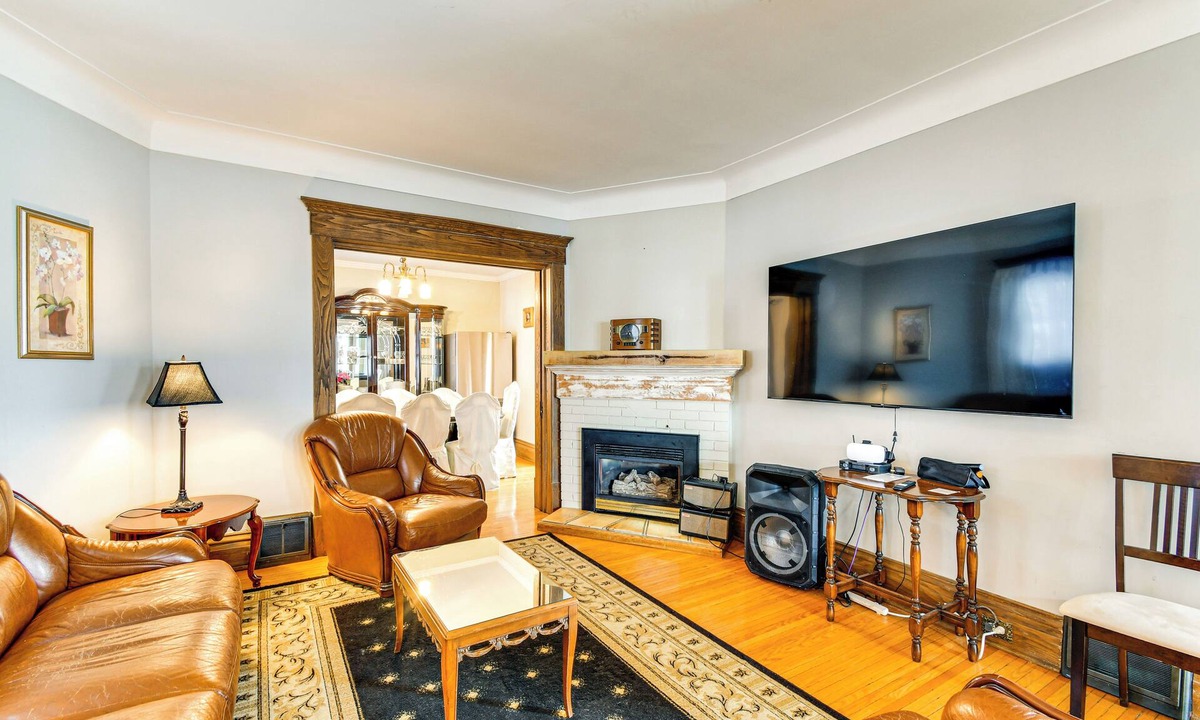 Niagara Falls House | Walk to the Falls! Niagara Retreat w/Hot Tub