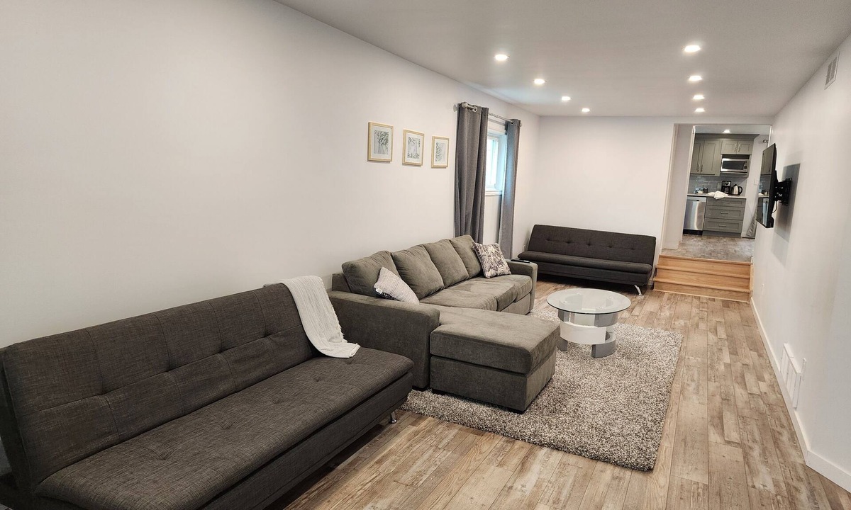 Niagara Falls House | Walk to the Falls & Attractions!nModern, clean & comfortable 4 bedroom house