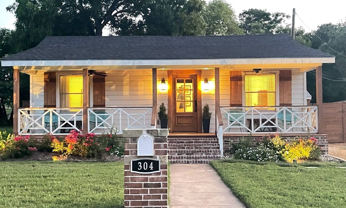 Waco House | Walk to the River or Downtown. One block from Cameron Park. 1 Mile to Silos!