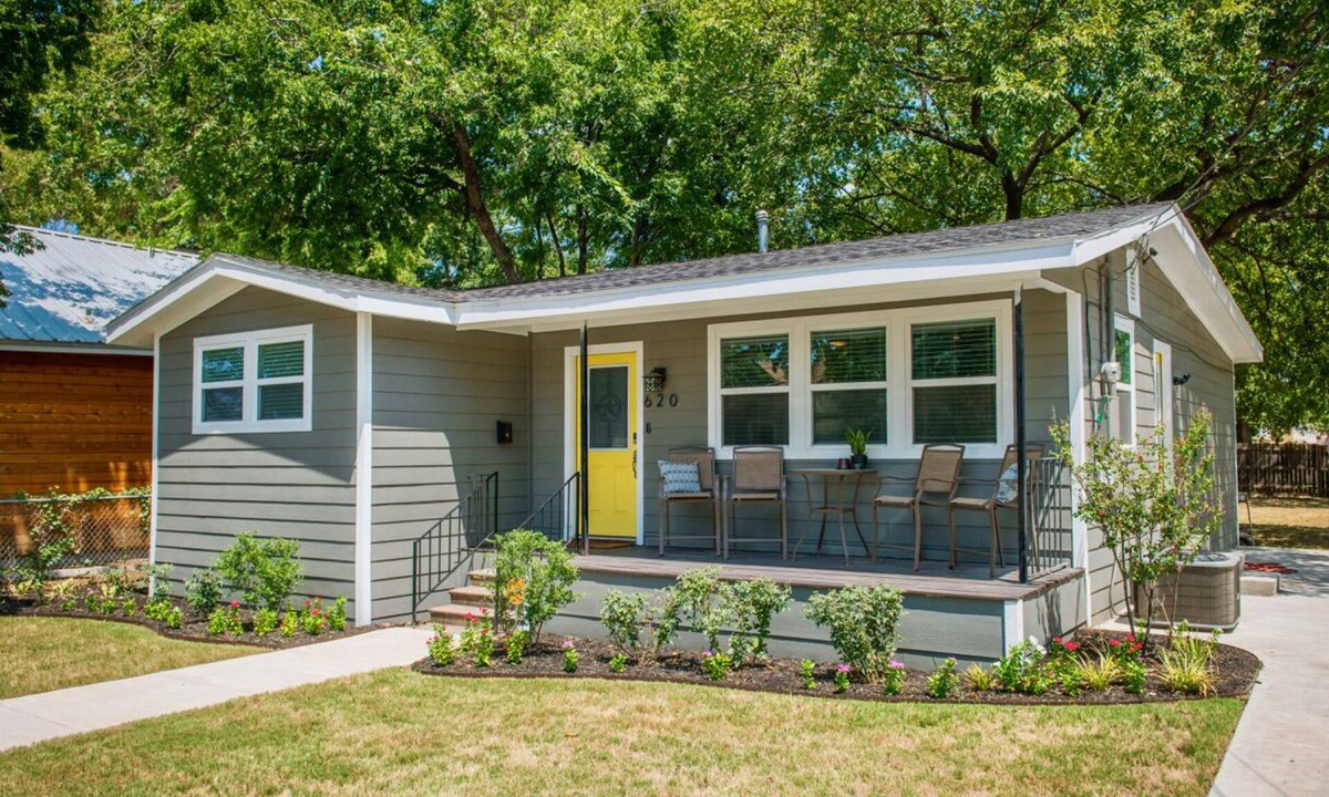 Brazos House | Walk to the Silos! 3 Bed 1960's Bungalow near Baylor