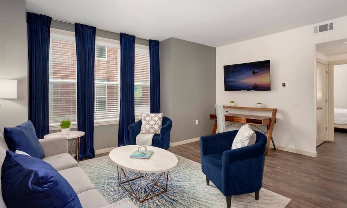 Downtown Apartment | WALK TO THE SQUARE | FAST WIFI | BIKE STORAGE