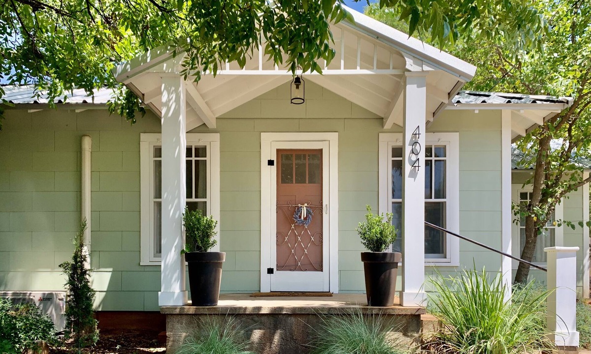 Mason House | Walk to the Square!