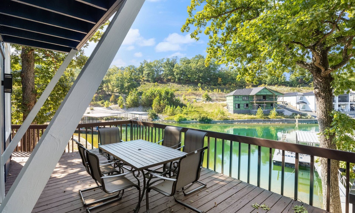 Lake Ozark Condo | Walk to The Strip! Great Cove Water for Lake Fun