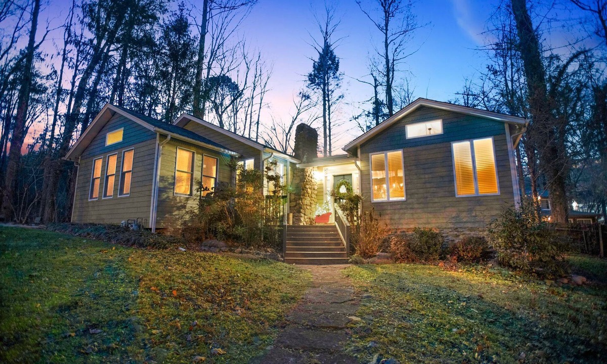 Gatlinburg Cottage | Walk to Town. 3BR Home w/Zero Stairs. Dog Friendly