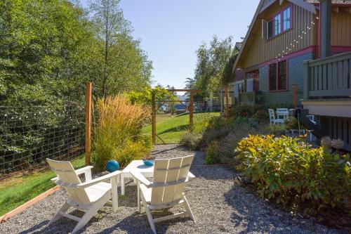 Eastsound House | Walk to Town, Beach, Modern, Gourmet Kitchen, EV