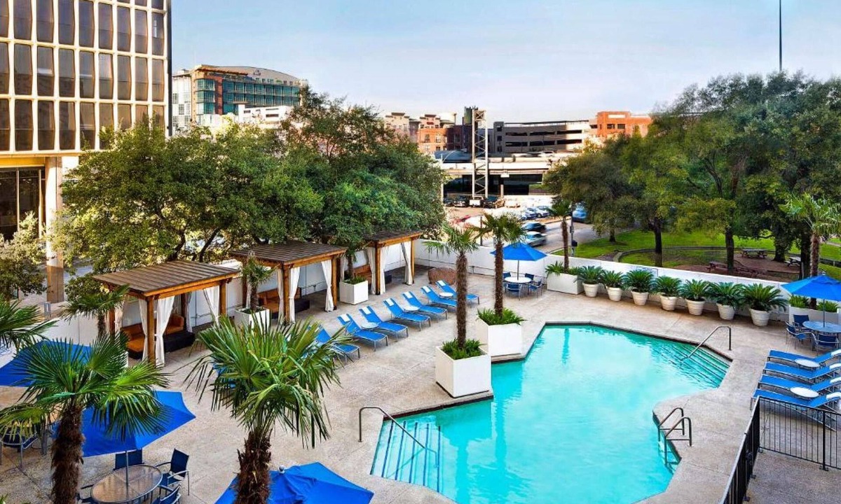 Central Business District Hotel | Walk to Toyota Center | Free Downtown Shuttle