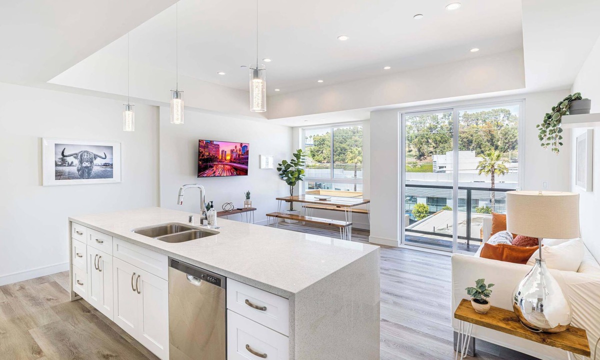 Los Angeles Condo | Walk to Universal: New Townhouse: Garage Prk'g