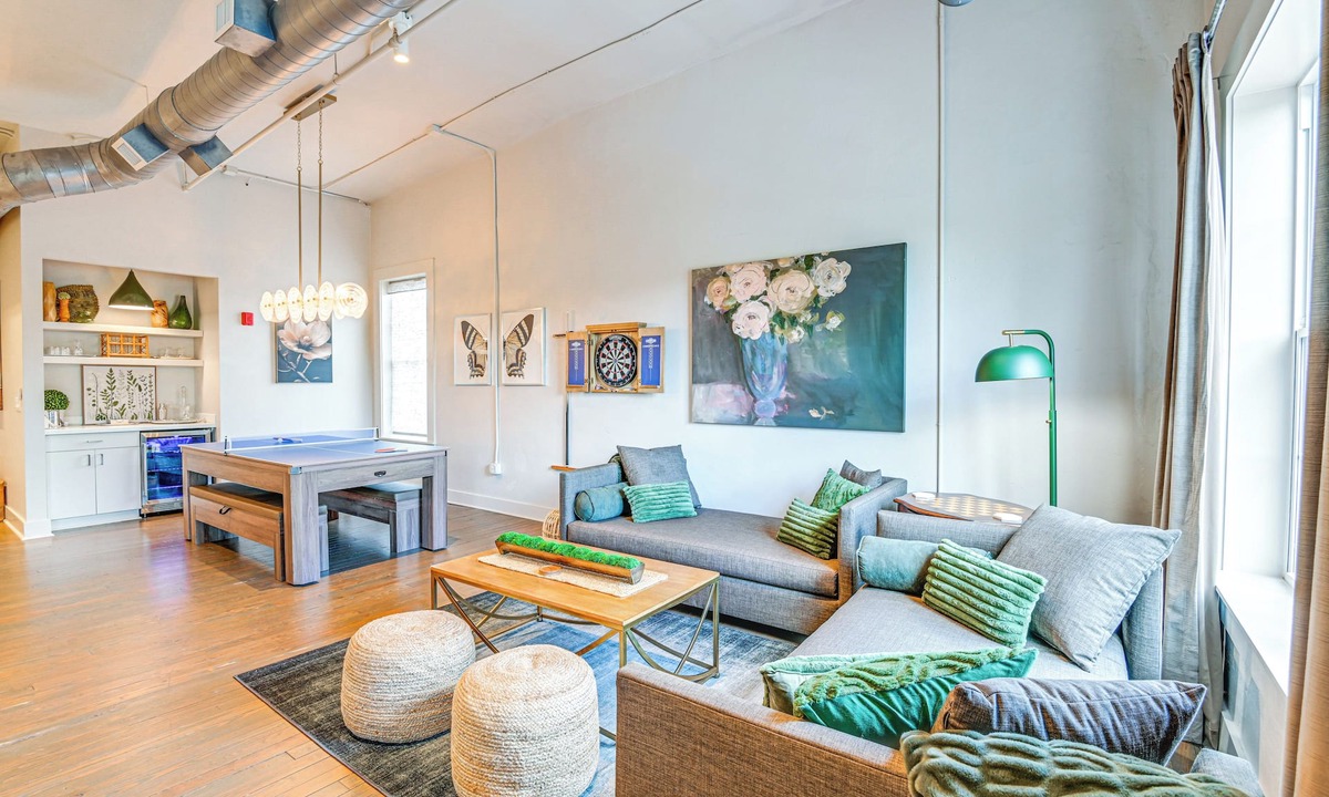 Hillsboro West End Condo | Walk to Vanderbilt: Eclectic Apt in Nashville