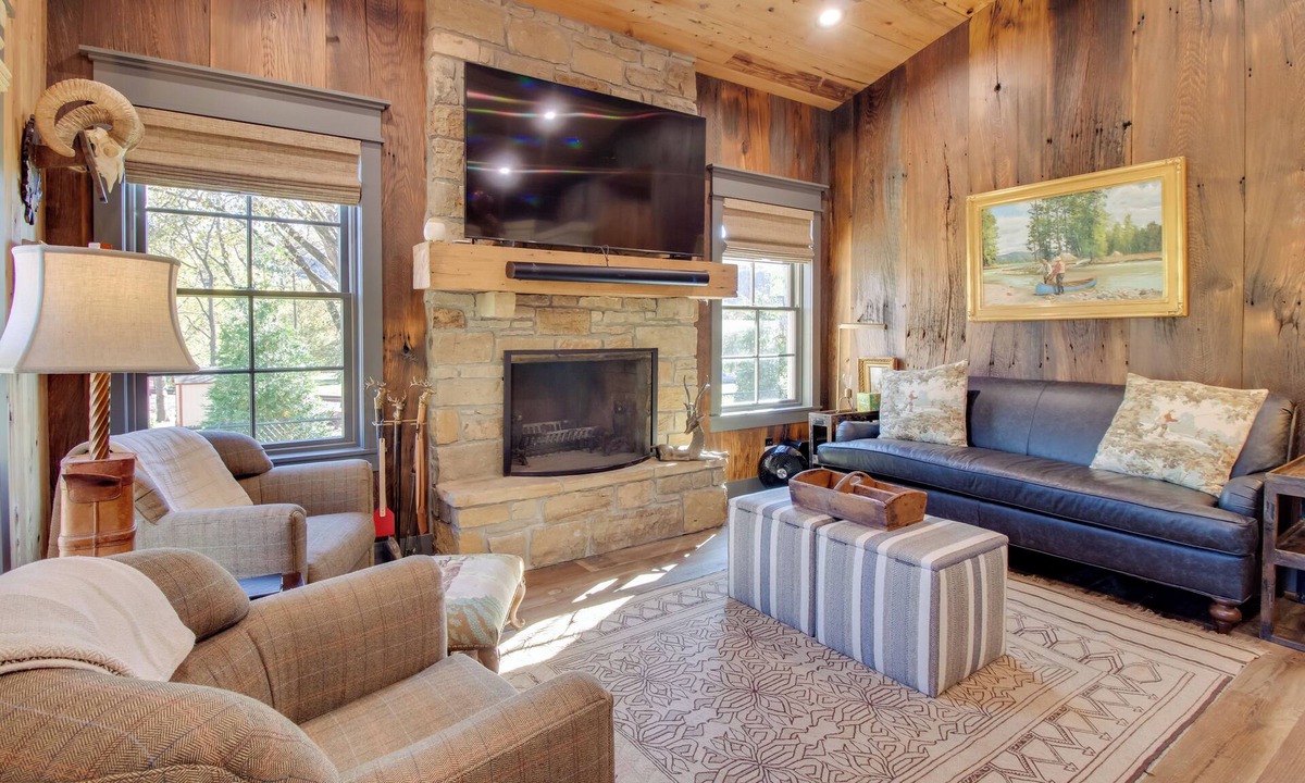 Cotter House | Walk to White River: Cozy Escape w/Screened Porch