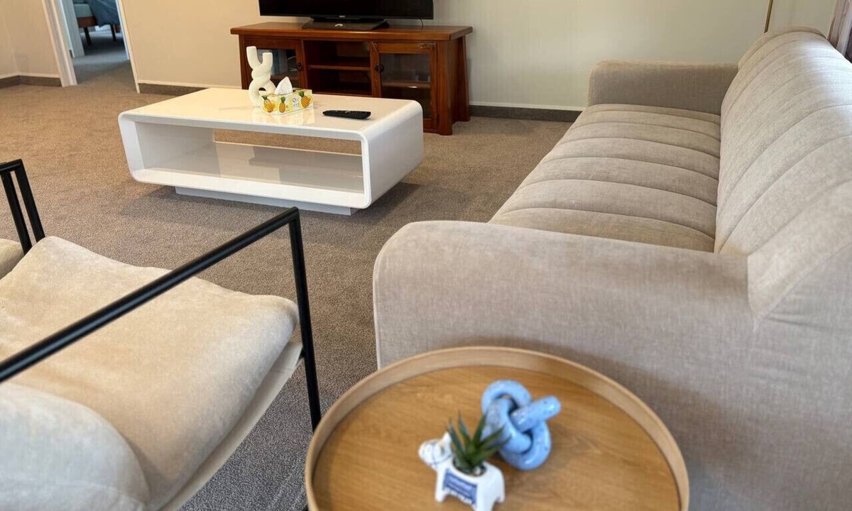 Taradale House | Walk to wineries - Modern retreat