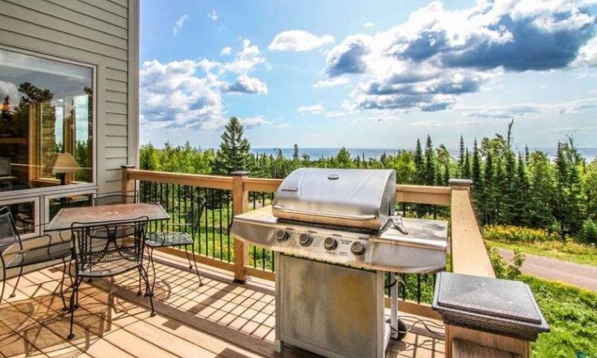 Lutsen House | Walk to Winery. 4BD, 3BA - Spacious yet cozy.
