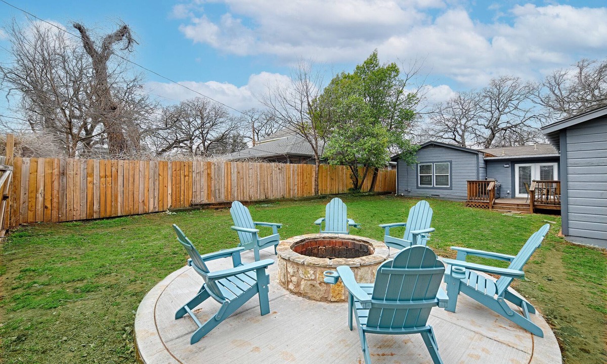 Central Arlington House | Walk to World Cup! | Dream City Retreat | 3BR/2BA w/Firepit & Modern Comforts