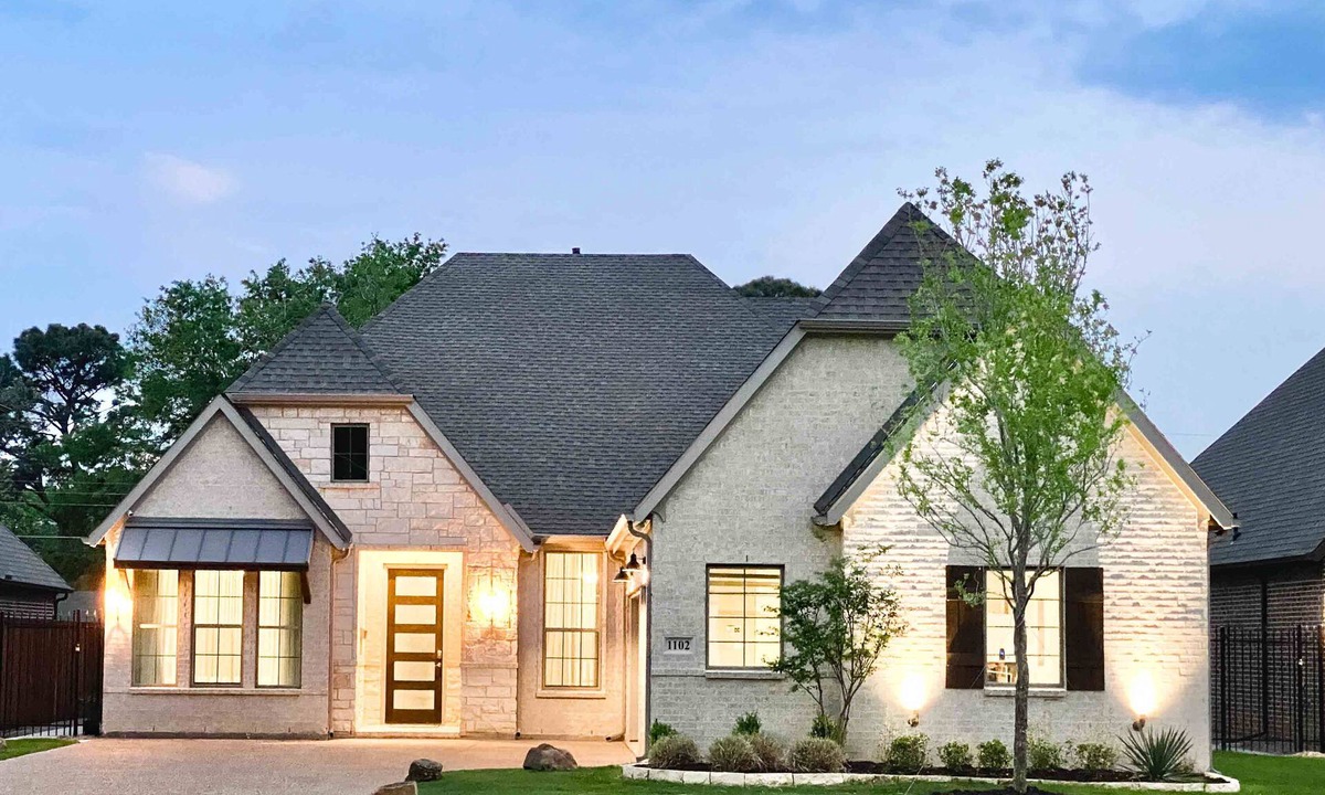 Arlington House | Walk To World Cup: Game Room Hot Tub Putting Green 4 Full Baths Walk to Stadiums