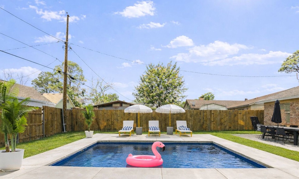 Arlington House | Walk to World Cup! - New Heated Pool - Playset - 6 Beds