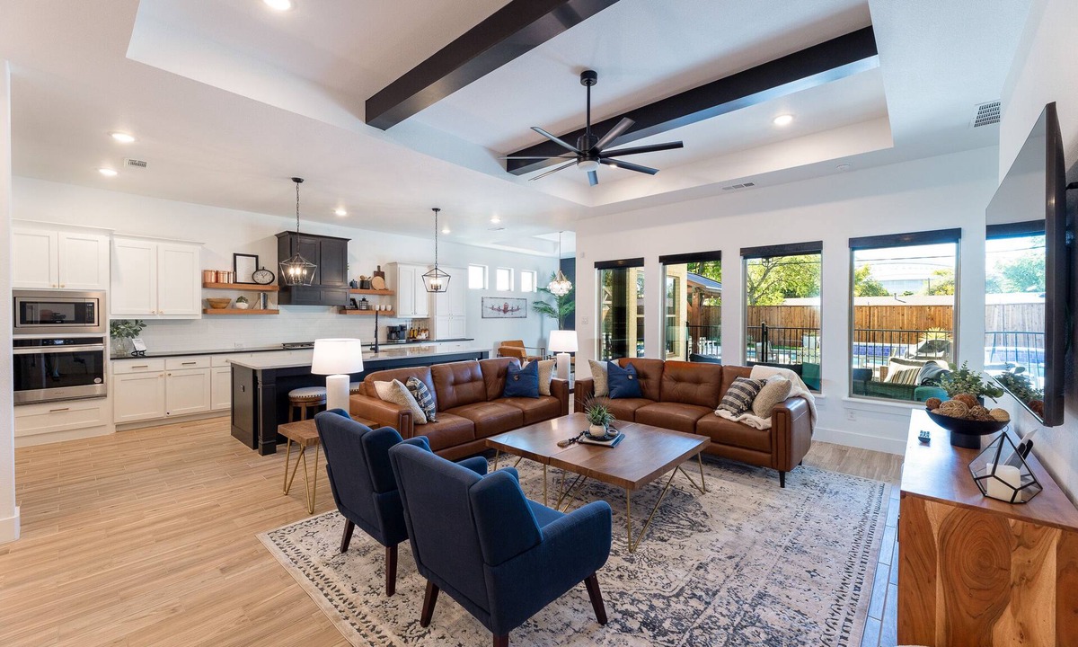 Arlington House | Walk To World Cup: Resort Style Home Pool Spa Game Room Luxury