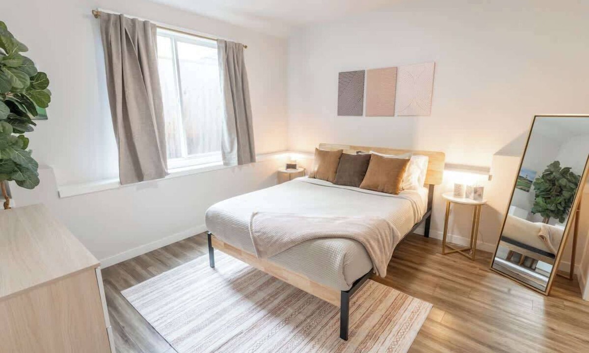 Vernon Apartment | Walkable Apt Next to Restaurants, Bars, and Shops!