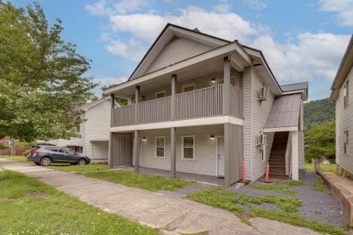 Bellepoint Apartment | Walkable Hinton Getaway: Raft New River Gorge!