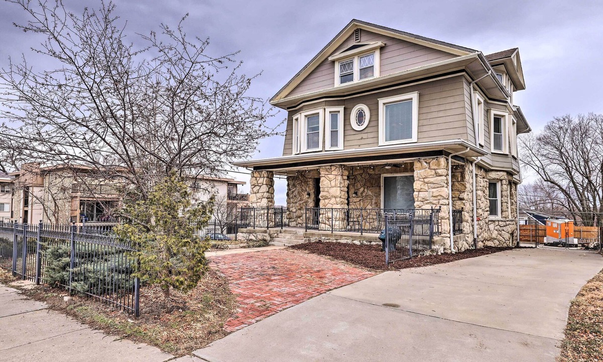 Southmoreland Apartment | Walkable KC Home Base! Near Sports Events & Fun