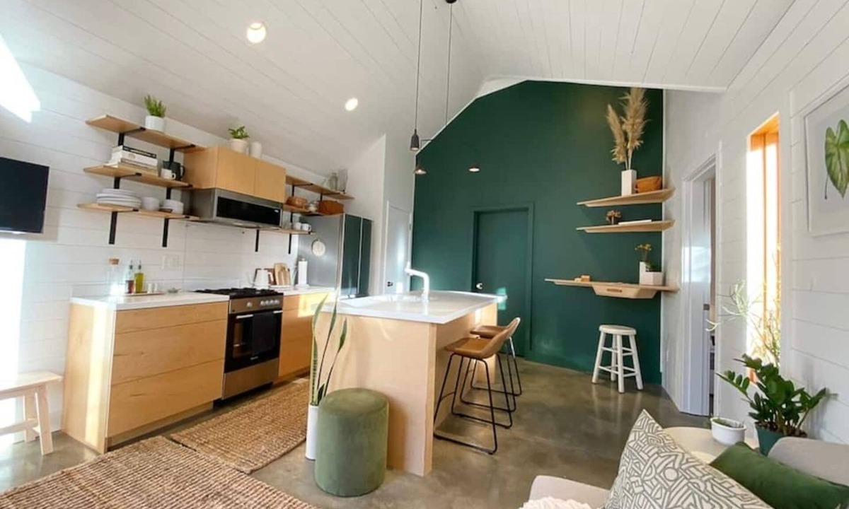 Richmond House | Walkable Modern Retreat