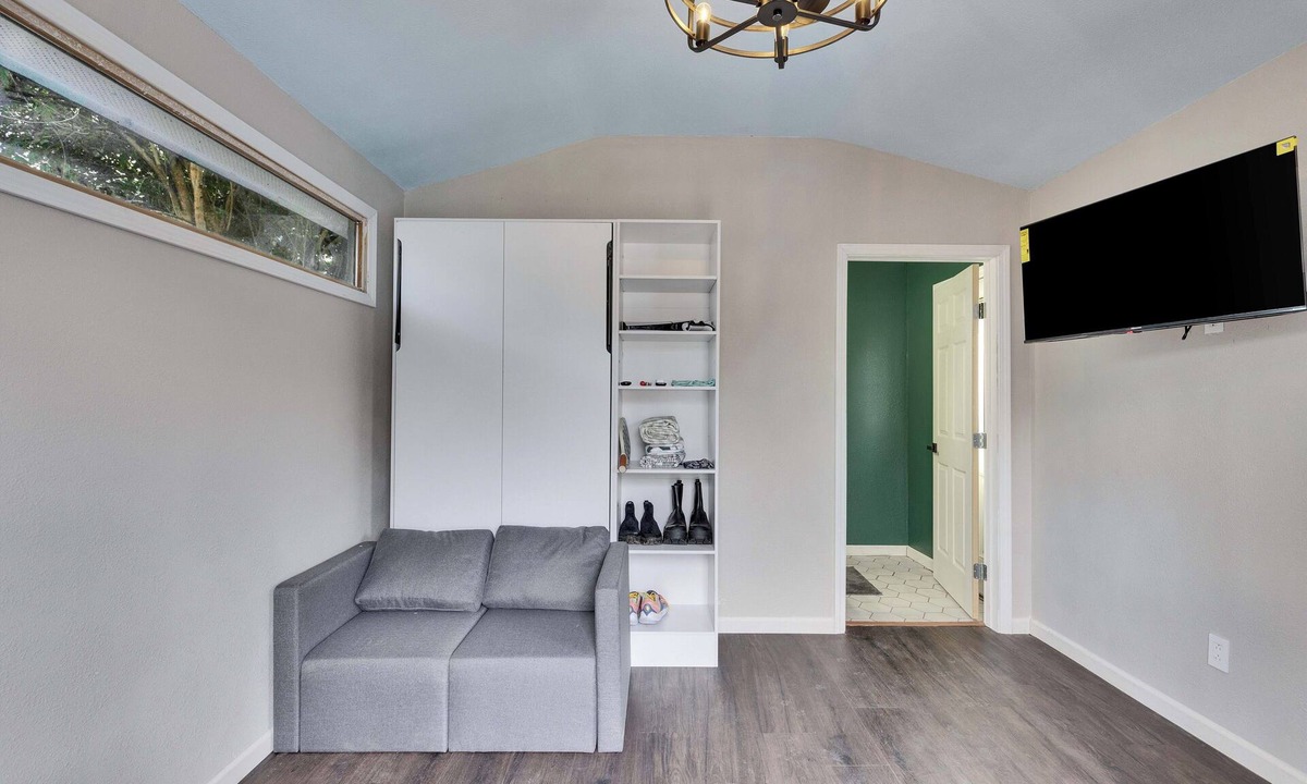 Govalle House | Walkable Private Studio with Pickleball Court