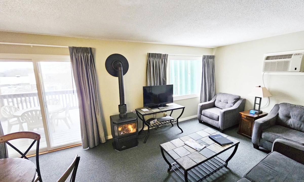 Stowe Area Condo | Walkable Stowe Condo: Pool, Hot Tub, Fireplace