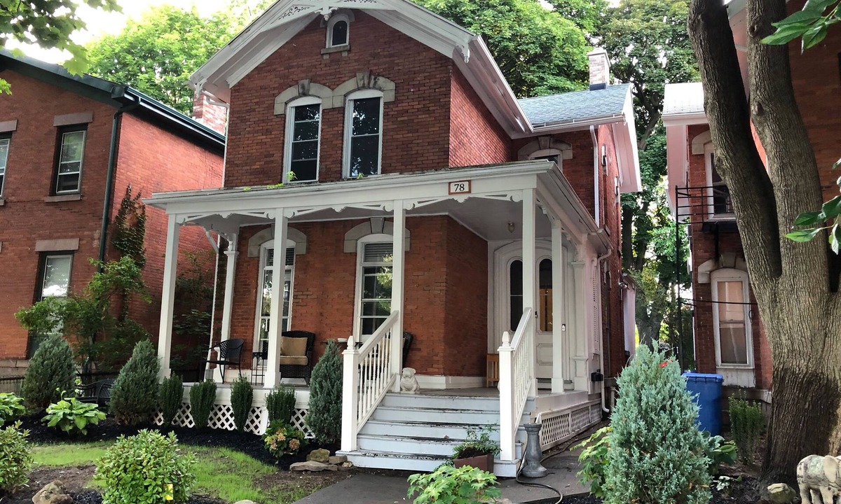 Corn Hill Apartment | Walkable to Downtown - Cornhill 2 BR - Historic Charm + Parking