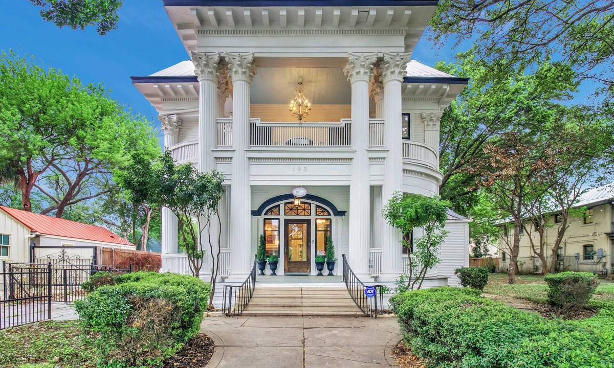 Arsenal House | Walkable to Riverwalk Charming 5-Bedroom Historic Home in King William District